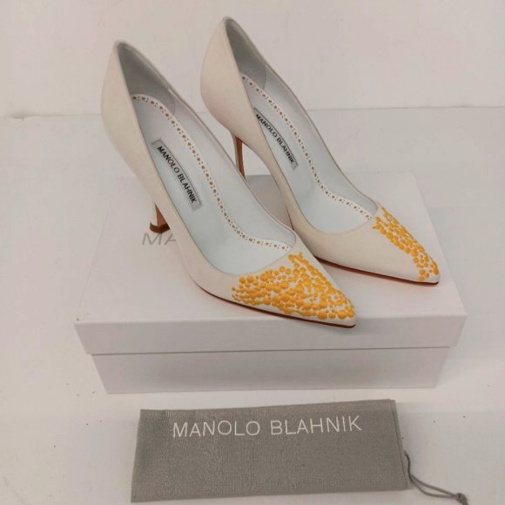 Manolo Blahnik Women's Embroidered White & Gold Pumps - EU37/US7